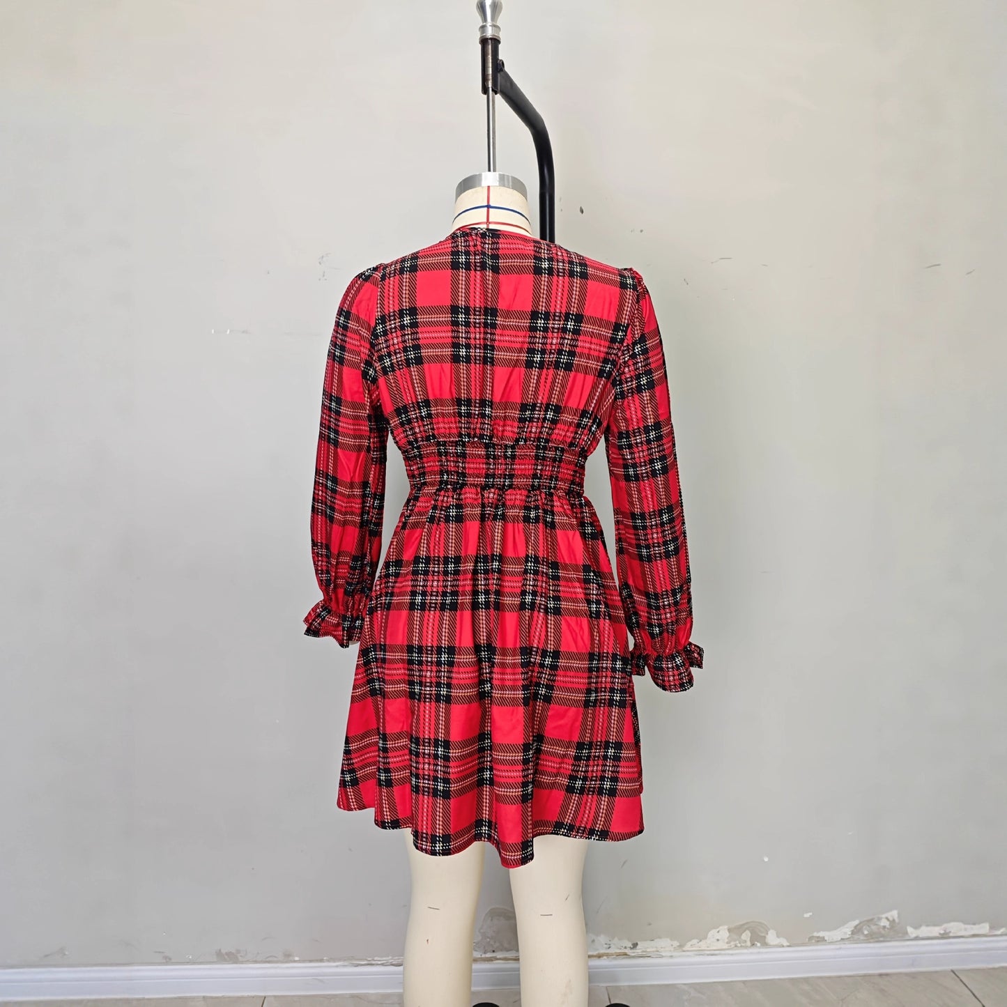Robe Noël Lumière™ – Col V & Manches Lanternes à Motif Carreaux